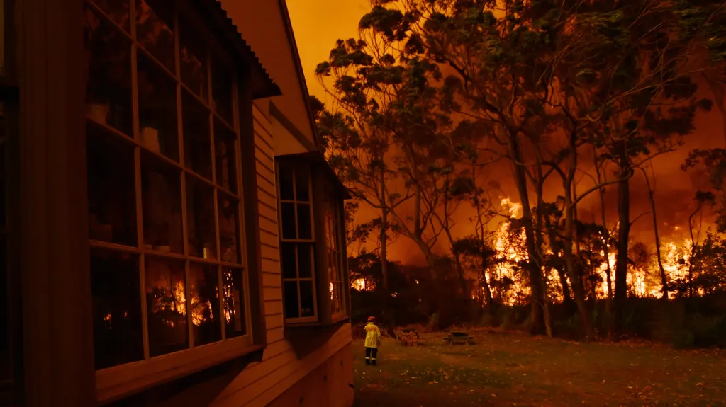 Požár u jezera Tabourie v Austrálii