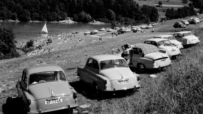 Auta rekreantů u přehrady Bystřička (1962)