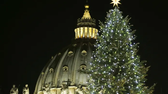 Vánoční strom na Svatopetrském náměstí