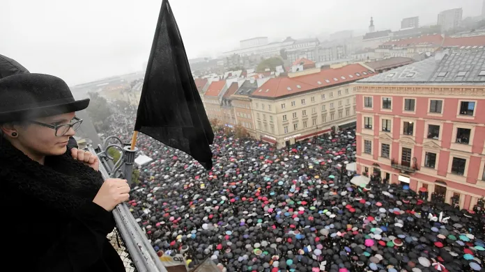 Polsko: Vládní tažení proti potratům vyhnalo do ulic tisíce žen