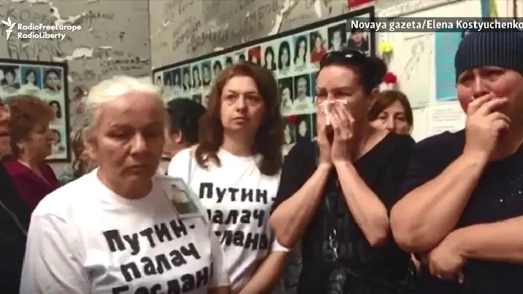 Protest matek zabitých školáků v Beslanu