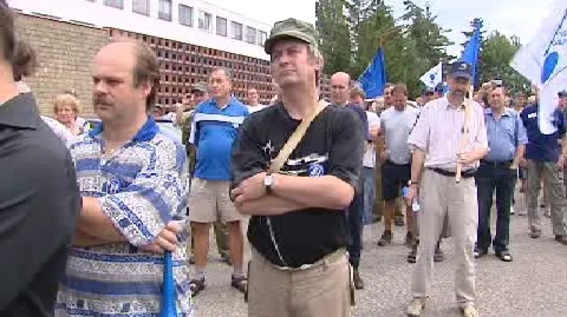 Protestující zaměstnanci společnosti Intos