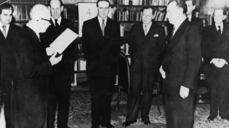 Prezident Beneš akceptuje rezignaci nekomunistických ministrů