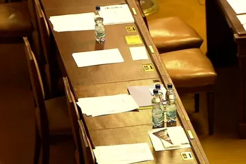 Volby dřív, nebo později: Komu se hodí?