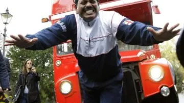 Manjit Singh táhne na vlasech autobus