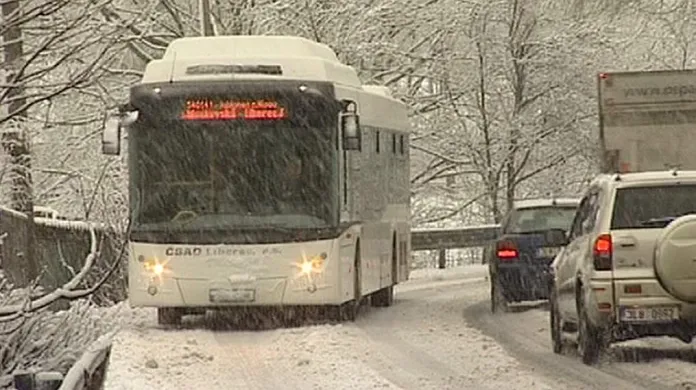 Sníh na silnicích a silný vítr komplikují dopravu