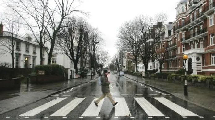 Slavný přechod přes londýnskou ulici Abbey Road