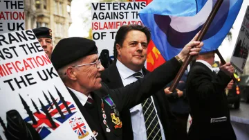 Demonstrace před budovou, kde soudí vrahy Lee Rigbyho