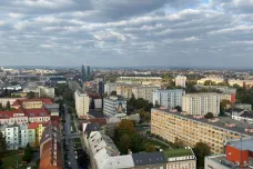 Lidé teď dávají přednost bydlení v nájmu. Na Olomoucku tak začaly výrazně zlevňovat byty