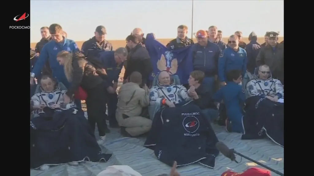 Drew Feustel s ostatními astronauty těsně po přistání