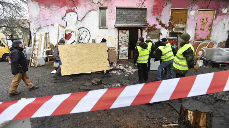 Vyklízení centra Klinika (10. ledna 2019)