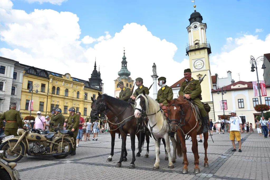 Jezdci v historických uniformách v ulicích Banské Bystrice