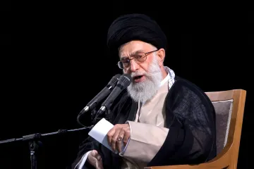 FT: Izrael sledoval Chameneího ochranku pomocí dopravních kamer