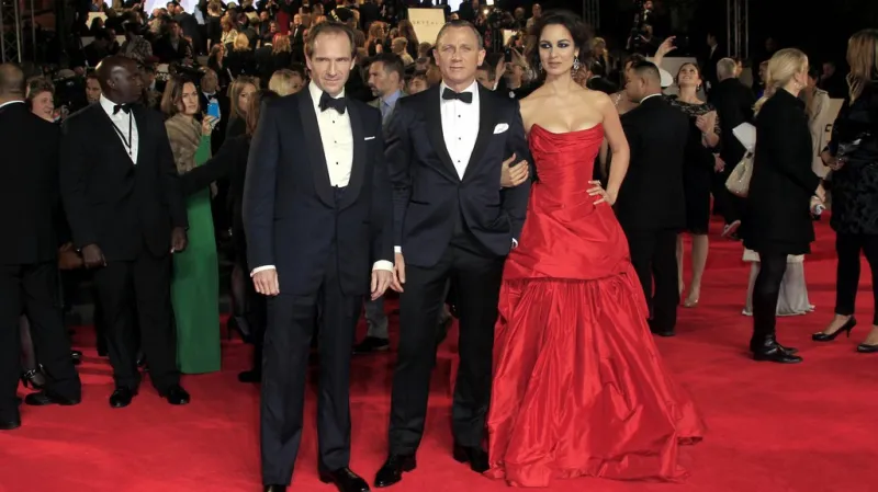 Ralph Fiennes, Daniel Craig a Bérénice Marlohe na slavnostní londýnské premiéře filmu Skyfall v Royal Albert Hall 23. 10. 2012.