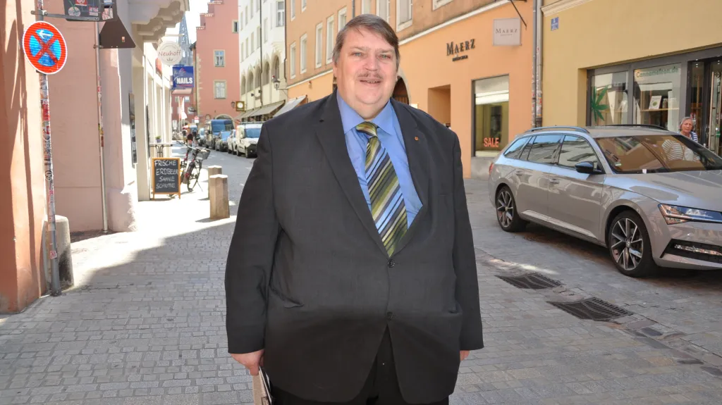 Šéf sudetských Němců Bernd Posselt přichází na sjezd v německém Hofu