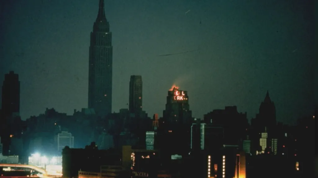 Po zásahu blesku se skoro celý New York postupně ponořil do tmy