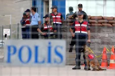 Čtyřiadvacet doživotí. Turecká justice ztrestala bývalé důstojníky za neúspěšný pokus o puč