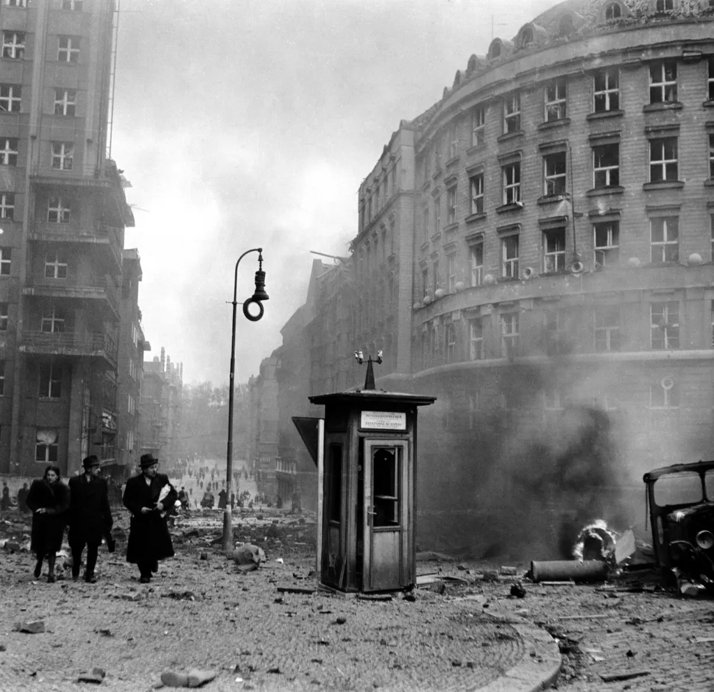 Fotografie ukazuje budku, která přečkala bombardování Prahy 14. února 1945. Pohled do Blanické ulice