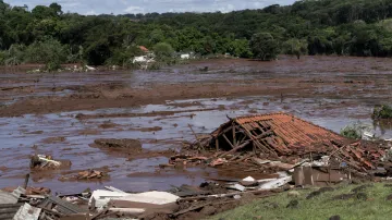 V Brazílii se protrhla nádrž, stovky lidí se pohřešují
