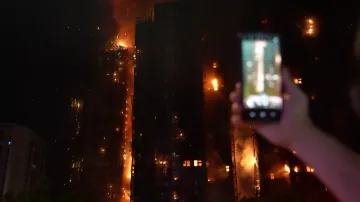 Obytný komplex v Hongkongu zachvátil požár