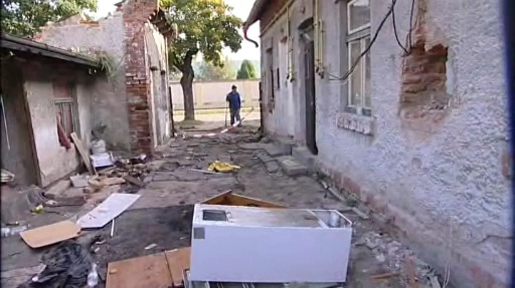 Bourání chátrající kolonie ve Školní ulici v Holešově