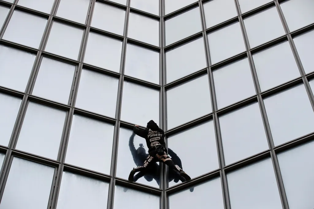 Alain Robert pokořil budovu Total v pařížské čtvrti La Défense