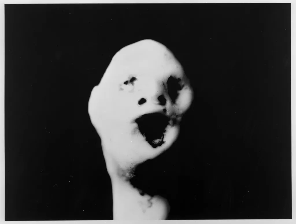 Lynchova tvorba často tíhne k surrealismu a tajuplnosti, barevně převládá černobílost. Inspiraci pro umělecké tvoření po celý život čerpal Lynch ze snů, mnohdy děsivých
