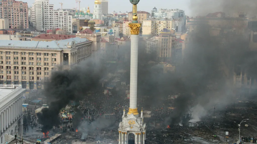 Na Majdanu zůstávají tisíce lidí