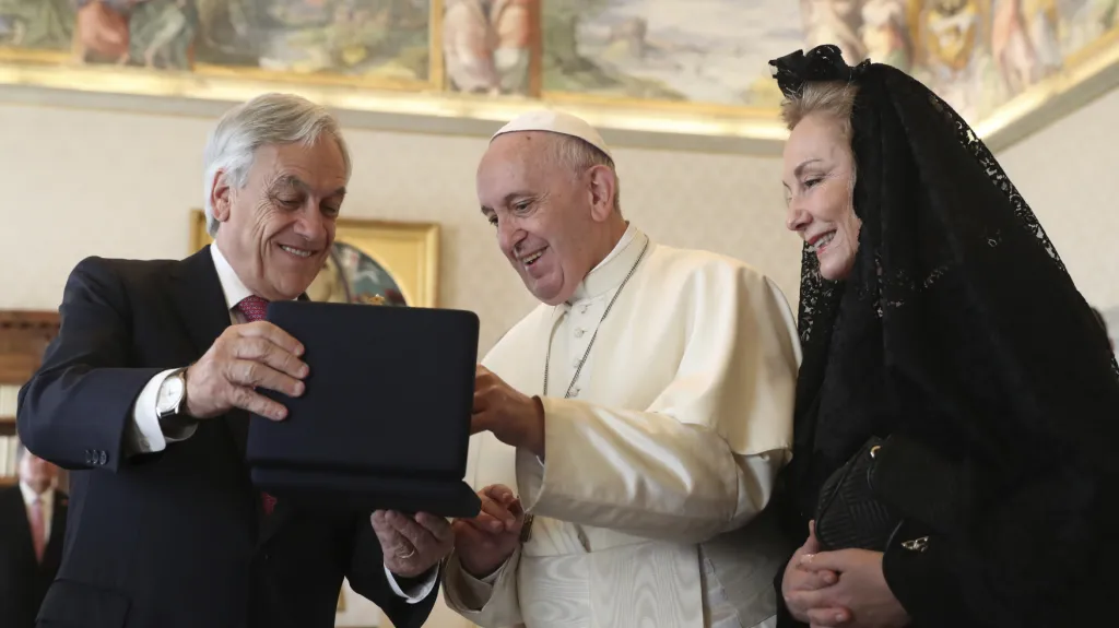 Papež František a chilský prezident Sebastián Piněra s manželkou Cecilií Morelovou