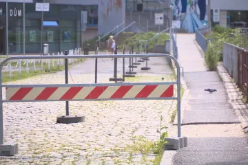 Liberecká náplavka zarůstá plevelem. Kraj musí opět posoudit nabídky stavitelů