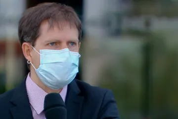 Vláda se učí za běhu, to je špatně, míní právník Dostál. Navzdory řízení ale prý zdravotnictví obstálo