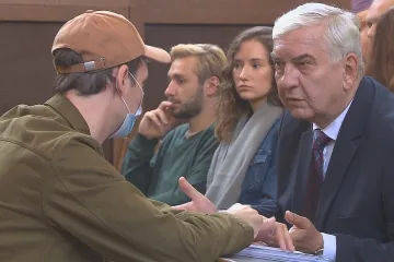 Omerzu „dospěl“. V soudní síni se sešel s Donutilem a Mihulovou