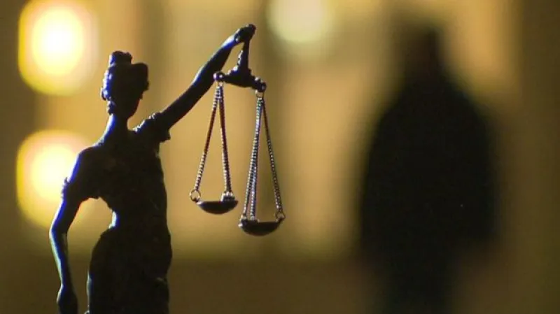 Události: Vláda schválila návrh na dorovnání platů v justici