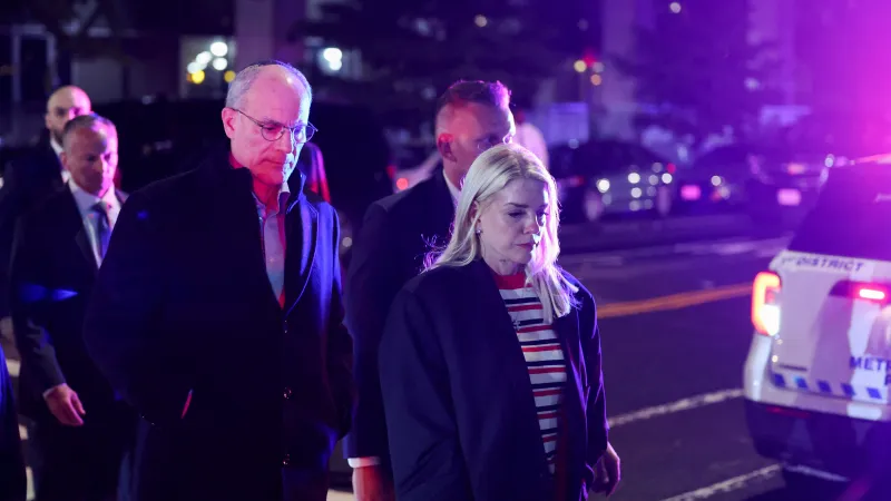 Ministryně spravedlnosti USA Pam Bondiová a izraelský velvyslanec ve Spojených státech Jechiel Leiter na místě střelby ve Washingtonu