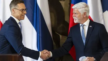 Finský prezident Alexander Stubb (vlevo) a jeho český protějšek Petr Pavel