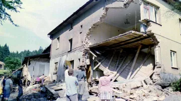 Spoušť, kterou po sobě zanechala povodeň ve východočeské obci Kounov-Hluky. Toto místo patřilo k nejvíce postiženým během bleskové povodně ve čtvrtek 23. července 1998 na Rychnovsku a Náchodsku.