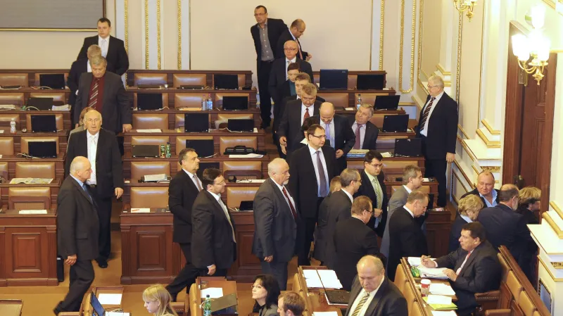 Poslanci ČSSD opouštějí svá místa na protest proti jmenování Romana Pekárka poslancem ODS