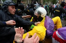 Policisté vytlačili demonstranty blokující gruzínský parlament