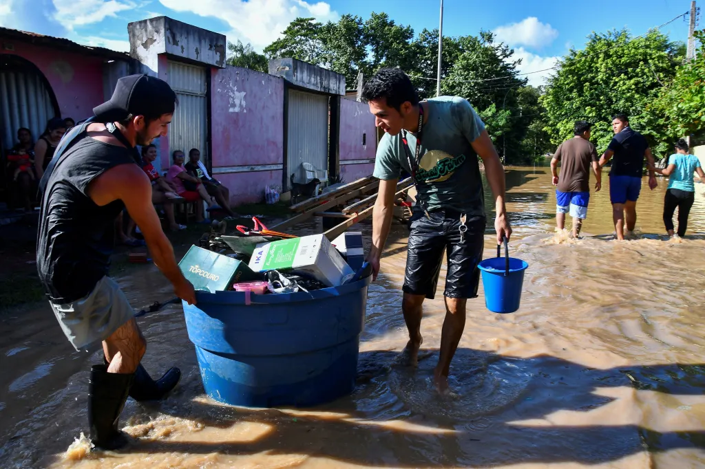 Lidé během povodní zachraňují své osobní věci