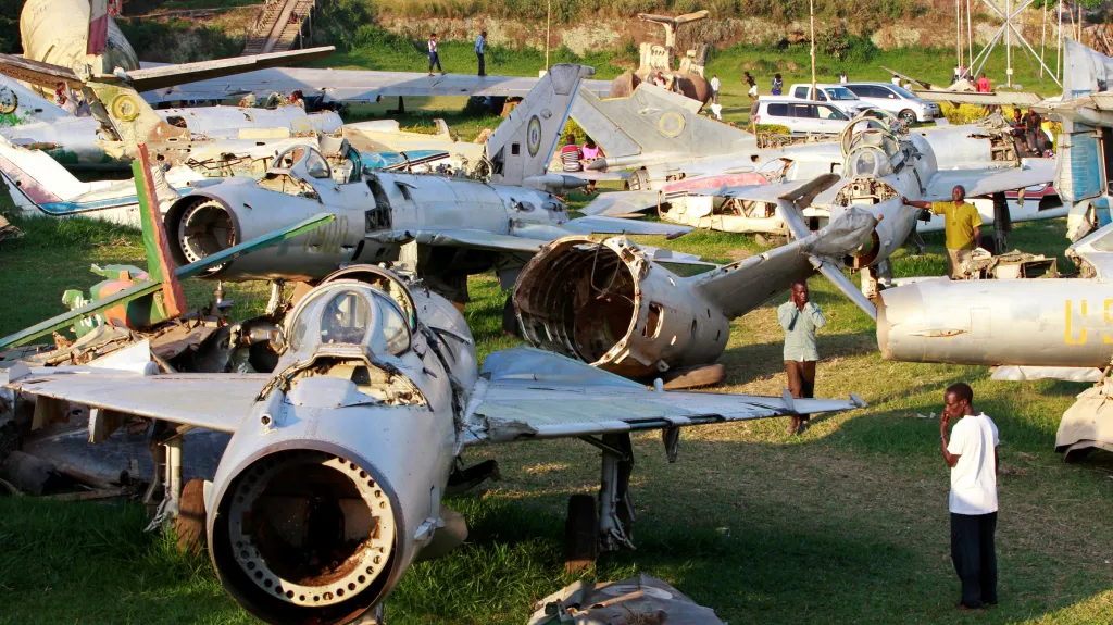 Trosky strojů ugandské armády zničených v rámci operace Entebbe