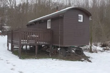 Maringotku místo bytu si pořizuje čím dál více lidí. Formálně ale žijí v kůlnách a včelínech