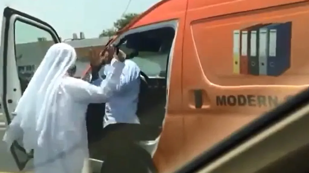 Dubajský úředník bije Inda agálem