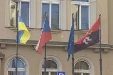 Některé radnice sundávají ukrajinské vlajky. Krok čelí kritice