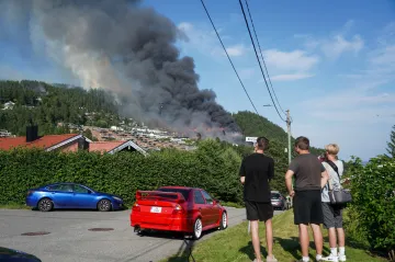 Požár na jihu Norska zničil přes sto domů