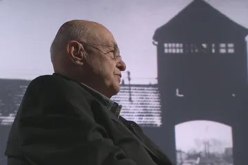 „Plynové komory už nefungovaly, díky tomu jsem přežil,“ vzpomíná spisovatel Taussig na holocaust