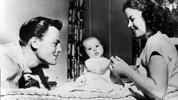 Shirley Templová s manželem Johnem Agarem a tříměsíční dcerou (1948)