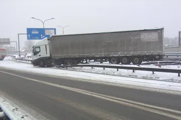 Ledovku vystřídalo sněžení, silnice kloužou dál a auta bourají. Meteorologové varují i před náledím