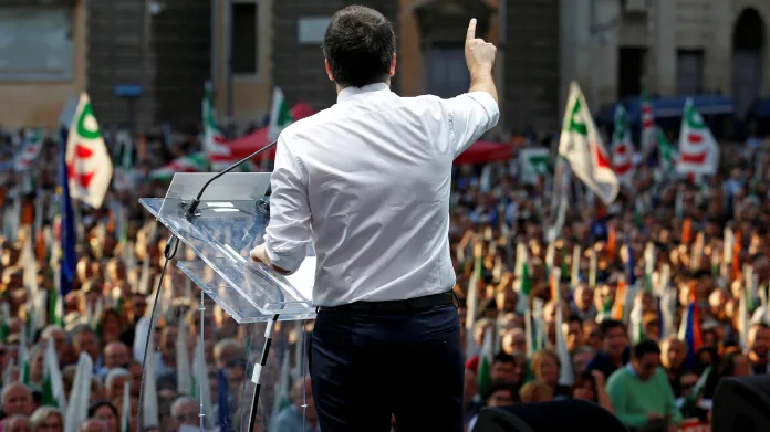 Italský premiér Matteo Renzi hovoří k příznivcům ústavních změn
