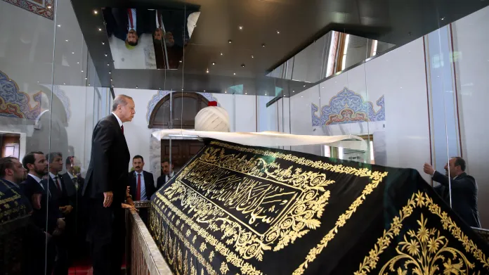 Recep Tayyip Erdogan u hrobu osmanského sultána Mehmeda II. Dobyvatele