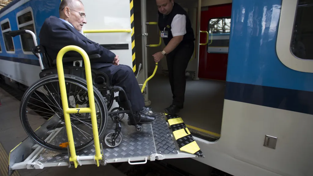 Vozíčkář ve vlaku